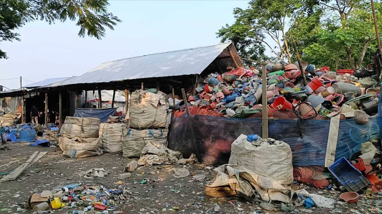 আবাসিক এলাকায় প্লাস্টিক রিসাইক্লিং কারখানা বন্ধের দাবি