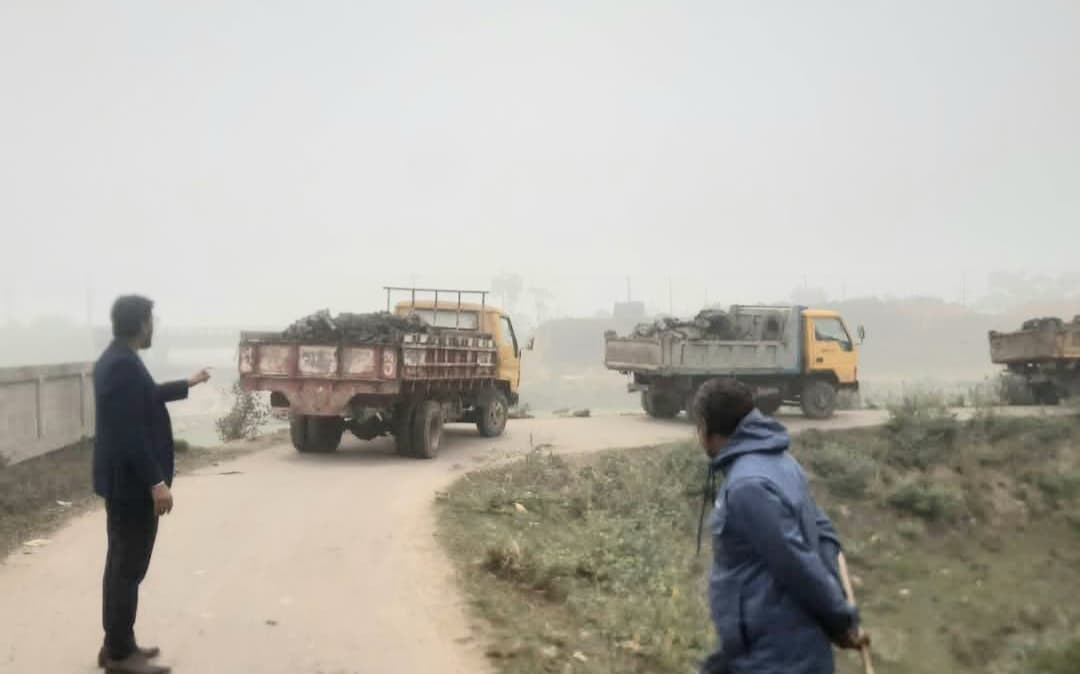 কুলাউড়ায় মাটি পাচারকালে ৩ ট্রাক আটক মুলহোতা ধরাছোঁয়ার বাইরে!
