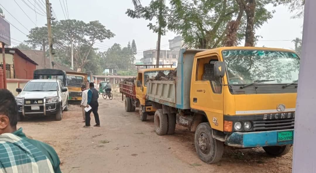 কুলাউড়ায় মাটি পাচারকালে ৩ ট্রাক আটক মুলহোতা ধরাছোঁয়ার বাইরে!