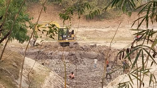 কুলাউড়ায় মাটি পাচারকালে ৩ ট্রাক আটক মুলহোতা ধরাছোঁয়ার বাইরে!