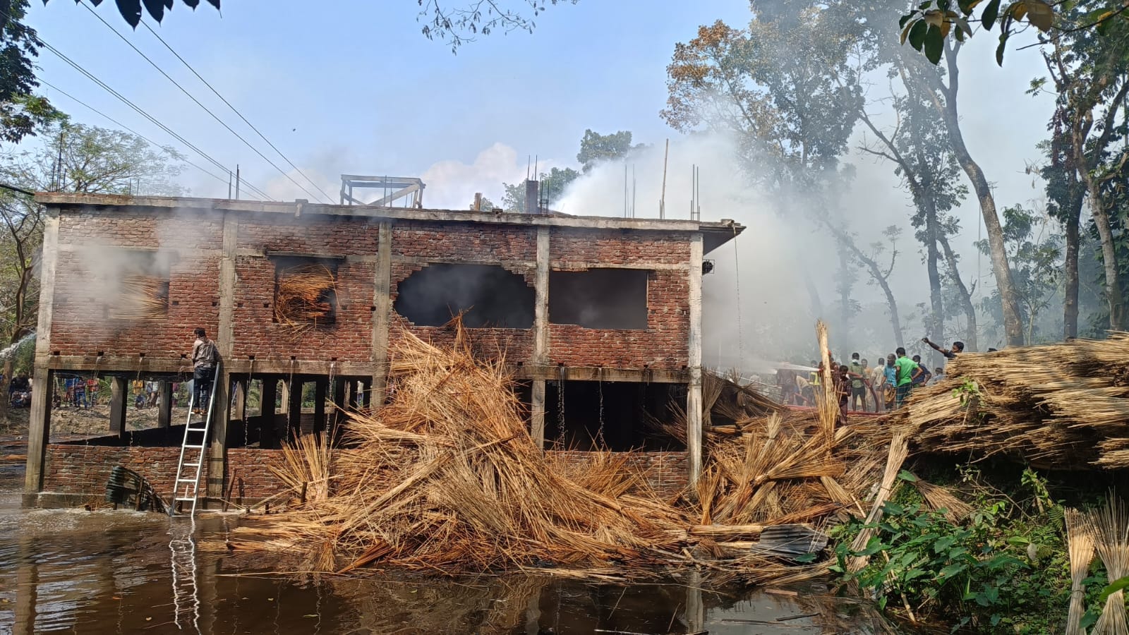 পাটখড়ির গুদামে অগ্নিকাণ্ড, ব্যবসায়ীর অর্ধকোটি টাকার ক্ষতি