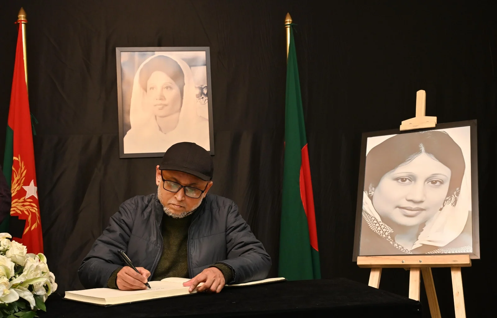 শোকবইয়ে তিন উপদেষ্টার স্বাক্ষর