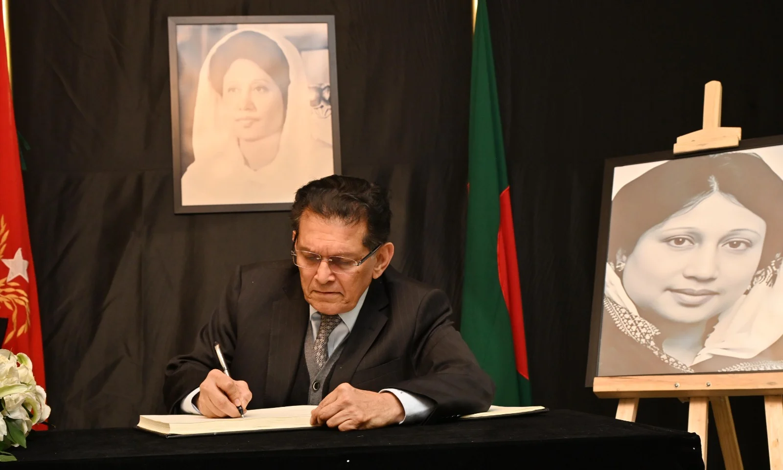 শোকবইয়ে তিন উপদেষ্টার স্বাক্ষর