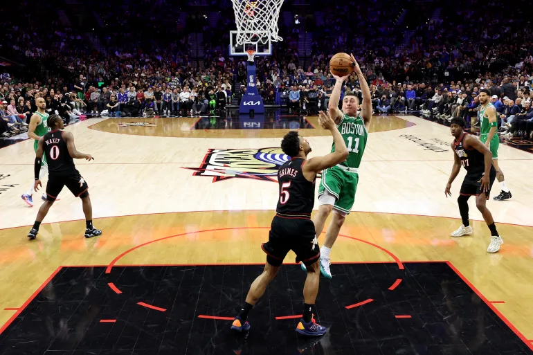 ফিলাডেলফিয়া, পেনসিলভানিয়া - এপ্রিল 26: ফিলাডেলফিয়া 26শে এপ্রিল, পেনসিলভানিয়ায়, ফিলাডেলফিয়া 20-এ ইস্টার্ন কনফারেন্সের প্রথম রাউন্ড প্লেঅফের চারটি খেলার দ্বিতীয়ার্ধের সময় বোস্টন সেল্টিকসের পেটন প্রিচার্ড #11 ফিলাডেলফিয়া 76ers-এর কুয়েন্টিন গ্রিমস #5-এর বিরুদ্ধে শ্যুট করছেন৷ ব্যবহারকারীর জন্য দ্রষ্টব্য: ব্যবহারকারী স্পষ্টভাবে স্বীকার করেন এবং সম্মত হন যে, এই ফটোগ্রাফটি ডাউনলোড করে বা ব্যবহার করে, ব্যবহারকারী Getty Images লাইসেন্স চুক্তির শর্তাবলীতে সম্মতি দিচ্ছেন। এমিলি চিন/গেটি ইমেজ/এএফপি (ছবি: এমিলি চিন/গেটি ইমেজ নর্থ আমেরিকা/গেটি ইমেজ এএফপি-এর মাধ্যমে)