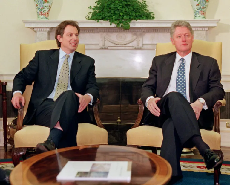 রাষ্ট্রপতি ক্লিনটন ব্রিটিশ লেবার পার্টির নেতা টনি ব্লেয়ারের সাথে হোয়াইট হাউসের ওভাল অফিসে দেখা করেন, শুক্রবার, এপ্রিল 12, 1996