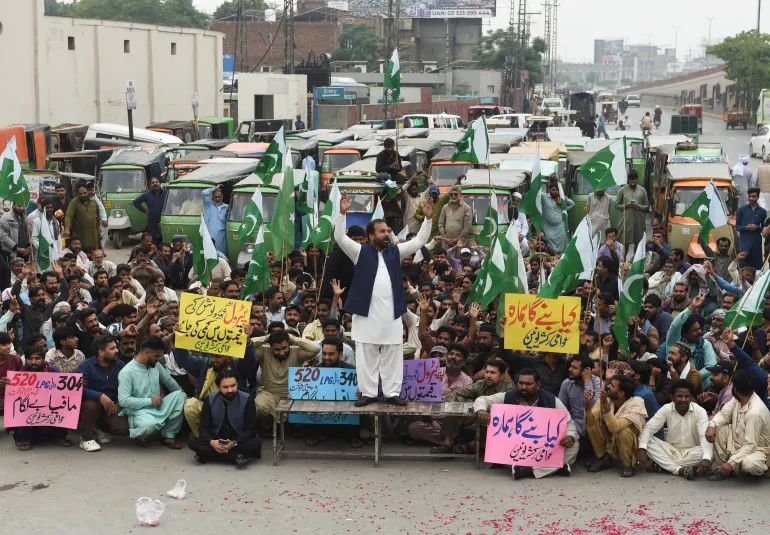 7 এপ্রিল, 2026 তারিখে পাকিস্তানের লাহোরে, ইরানের সাথে মার্কিন-ইসরায়েল বিরোধের মধ্যে, আওয়ামী রিকশা ইউনিয়নের সদস্যদের সাথে অটো রিকশা চালকরা জ্বালানির ক্রমবর্ধমান দামের বিরুদ্ধে প্রতিবাদে অংশ নিচ্ছেন। REUTERS/Murtaza Ali