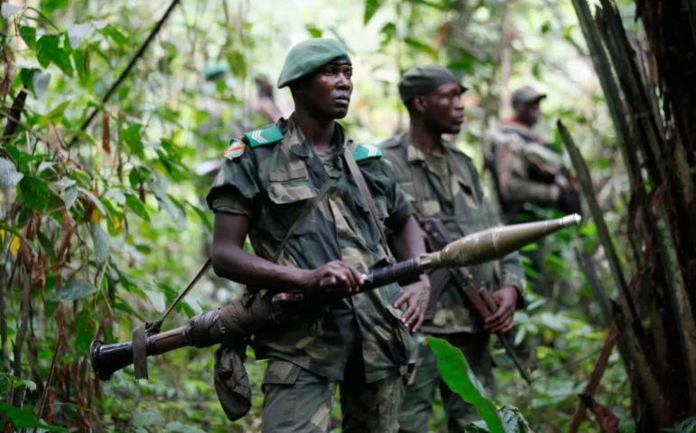 উত্তর-কিভু প্রদেশের বেনির কাছে ADF বিদ্রোহীদের বিরুদ্ধে টহল দেওয়ার সময় DRC সৈন্যরা একটি বনে অস্ত্র বহন করছে