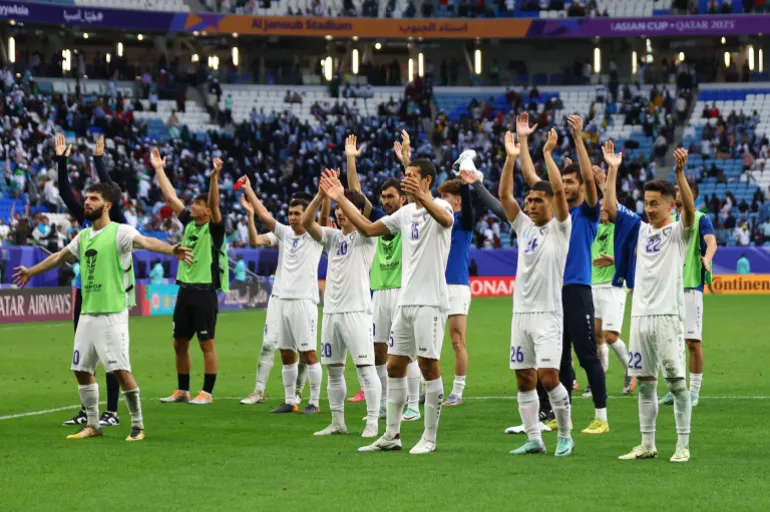 সকার ফুটবল - AFC এশিয়ান কাপ - রাউন্ড অফ 16 - উজবেকিস্তান বনাম থাইল্যান্ড - আল জানুব স্টেডিয়াম, আল ওয়াকরাহ, কাতার - 30 জানুয়ারী, 2024 উজবেকিস্তানের খেলোয়াড়রা ম্যাচের পরে উদযাপন করছে REUTERS/Rula Rouhana
