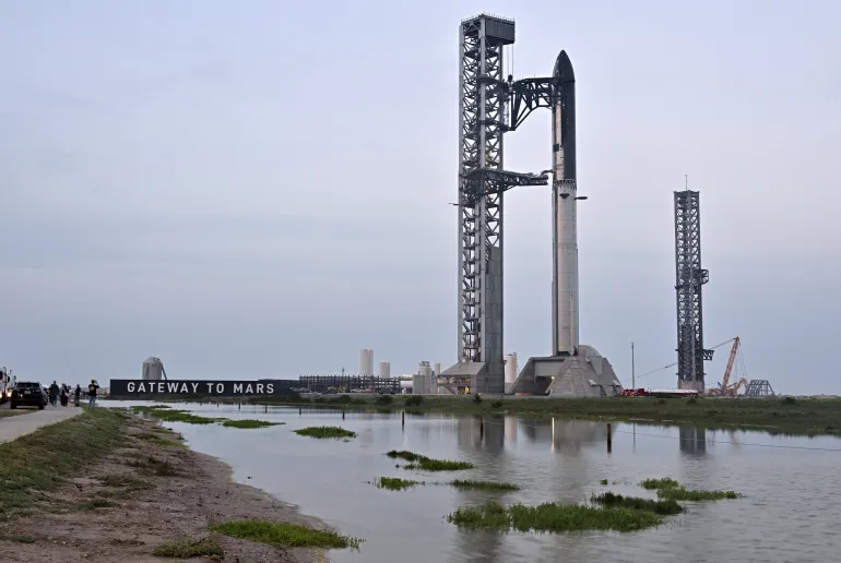 স্পেসএক্স স্টারশিপ মহাকাশযান সুপার হেভি বুস্টারের উপরে বসেছে যখন স্টারবেস, টেক্সাস, ইউএস, 20 মে, 2026-এ স্টারশিপ মহাকাশযানের 12 তম পরীক্ষামূলক ফ্লাইটের প্রস্তুতি অব্যাহত রয়েছে। REUTERS/স্টিভ নেসিয়াস