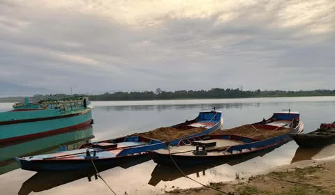 যাদুকাটায় নদীর তীর কেটে বালু লুট ৮ জনের বিরুদ্ধে মামলা, বালু ভর্তি ট্রলার জব্দ