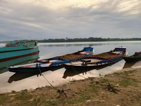 যাদুকাটায় নদীর তীর কেটে বালু লুট ৮ জনের বিরুদ্ধে মামলা, বালু ভর্তি ট্রলার জব্দ