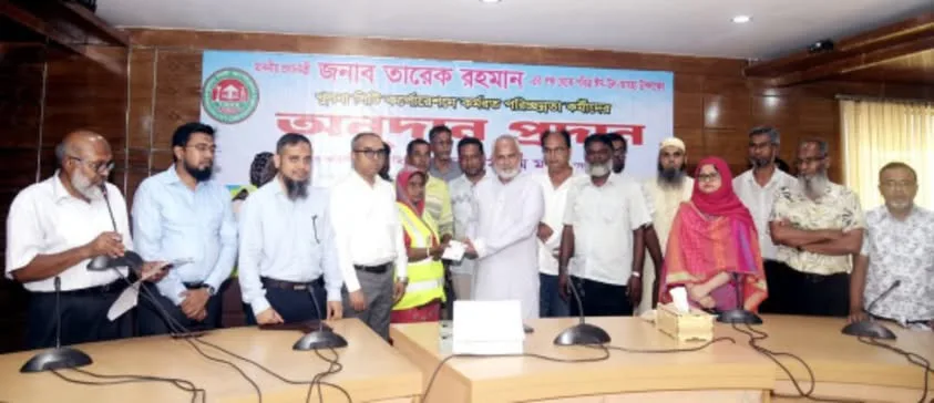 কেসিসি’র পরিচ্ছন্নতাকর্মীদের মাঝে অনুদানের চেক প্রদান