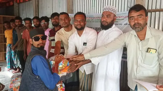বিশ্বম্ভরপুরে ‘ডলুরা যুব জাগরণ পরিষদ’-এর ঈদ উপহার বিতরণ