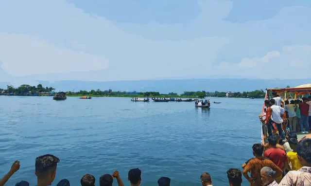 টাঙ্গুয়ার হাওরে হাউসবোট থেকে নদীতে পড়ে নিখোঁজ কিশোর, সন্ধ্যা পর্যন্ত মেলেনি সন্ধান।