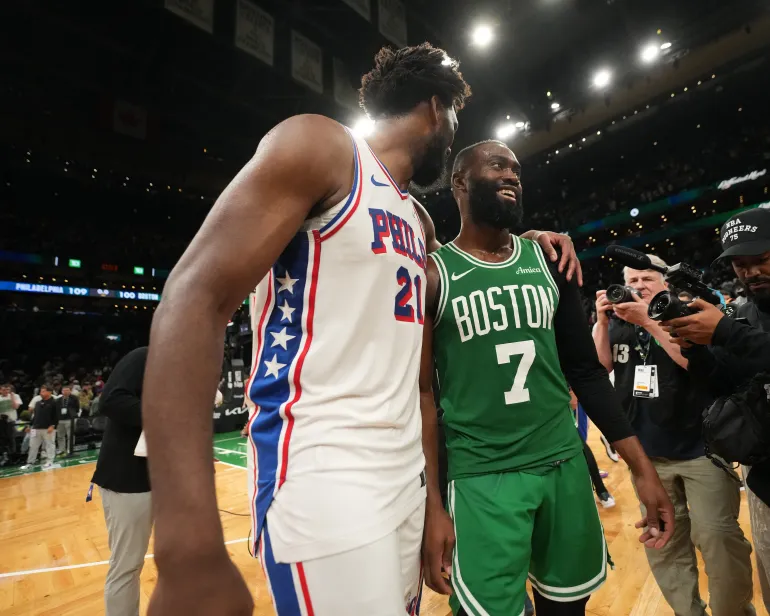 বোস্টন, MA - 2 মে: ফিলাডেলফিয়া 76ers-এর জোয়েল এমবিড #21 এবং বোস্টন সেল্টিকসের জেলেন ব্রাউন #7 2 মে, 2026-এ বোস্টন, ম্যাসাচুসেটসের টিডি গার্ডেনে 2026 NBA প্লেঅফের রাউন্ড ওয়ান গেম সেভেনের খেলার পরে কথা বলছেন। ব্যবহারকারীর জন্য দ্রষ্টব্য: ব্যবহারকারী স্পষ্টভাবে স্বীকার করেন এবং সম্মত হন যে, এই ফটোগ্রাফটি ডাউনলোড এবং/অথবা ব্যবহার করে, ব্যবহারকারী Getty Images লাইসেন্স চুক্তির শর্তাবলীতে সম্মতি দিচ্ছেন। বাধ্যতামূলক কপিরাইট বিজ্ঞপ্তি: কপিরাইট 2026 NBAE জেসি ডি. গ্যারাব্রেন্ট/NBAE Getty Images/AFP এর মাধ্যমে (ছবি জেসি ডি. গ্যারাব্রান্ট / NBAE / Getty Images / AFP এর মাধ্যমে গেটি ইমেজ)