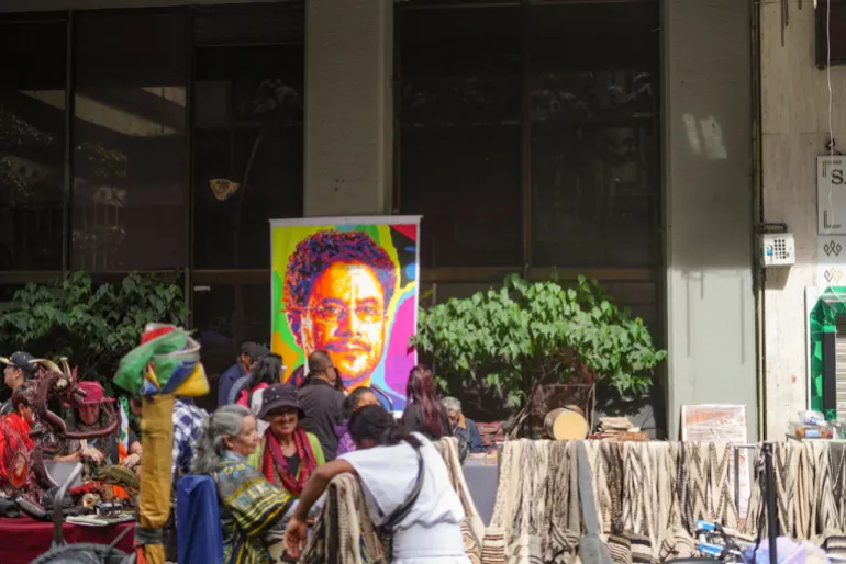 বোগোটার ঐতিহাসিক জেলায়, রাস্তার শিল্পীরা বামপন্থী প্রার্থী ইভান সেপেদার একটি প্রতিকৃতি আঁকছেন৷