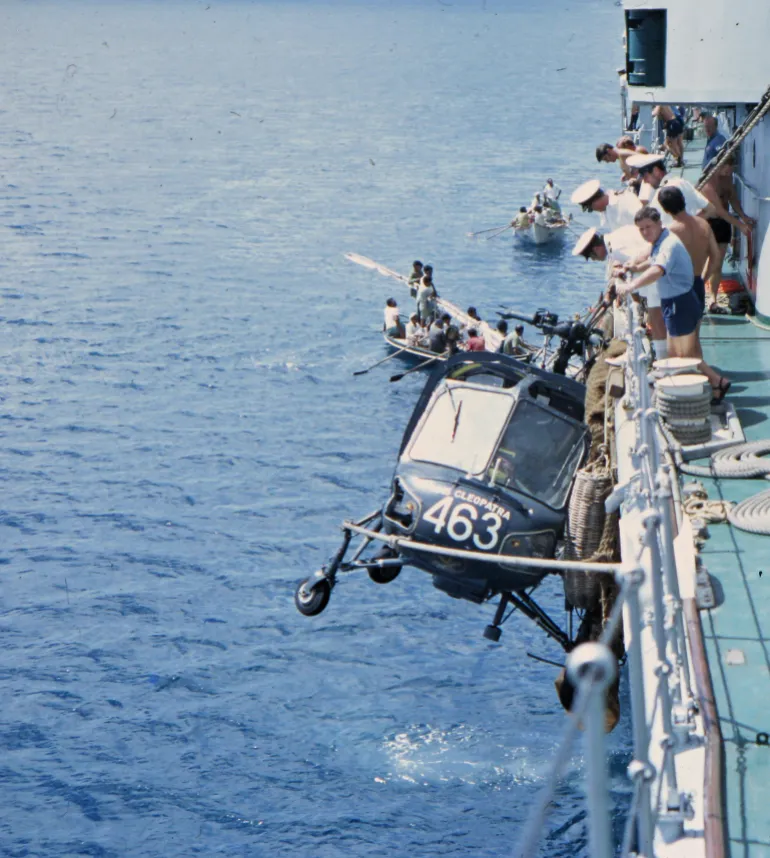 HMS Cleopatra's Wasp হেলিকপ্টার, No.463, 1971 সালে পোর্ট ডু বেইরা অবরোধের সময় উচ্চ উচ্চতায় একটি ইঞ্জিন ব্যর্থতার সম্মুখীন হয়। সমুদ্রে একটি ক্র্যাশ ল্যান্ডিং ঘটে এবং বিমানটি উদ্ধার করা হয়। (ফাইল ছবি।) 