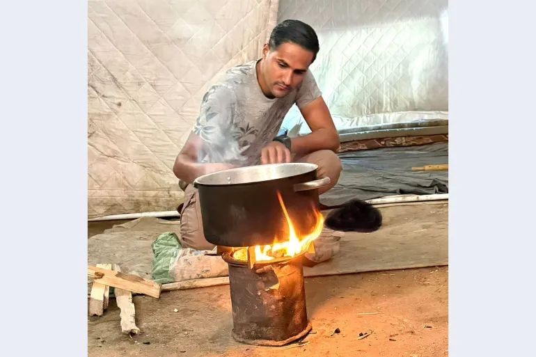 মুহান্নাদ কিশতা, খান ইউনিসের একটি বাস্তুচ্যুত তাঁবুর ভিতরে এখানে দেখা যায়, ইসরায়েলি সামরিক অভিযানের পরে তার বোনদের কবর দেখতে অক্ষম হন যা শেখ মোহাম্মদ কবরস্থানকে একটি ফাঁড়িতে রূপান্তরিত করেছিল