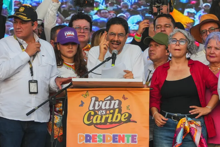 কলম্বিয়ার রাষ্ট্রপতি পদপ্রার্থী ইভান সেপেদা, প্যাক্টো হিস্টোরিকো দলের, 24 মে, 2026-এ কলম্বিয়ার আটলান্টিকো বিভাগের বারানকুইলায় তার চূড়ান্ত প্রচারণা সমাবেশে সমর্থকদের সাথে কথা বলছেন।
