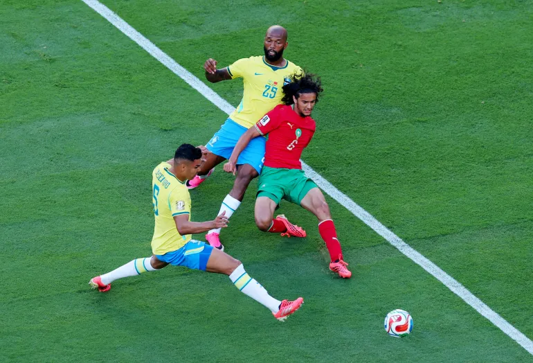 সকার ফুটবল - ফিফা বিশ্বকাপ 2026 - গ্রুপ সি - ব্রাজিল বনাম মরক্কো - নিউ ইয়র্ক/নিউ জার্সি স্টেডিয়াম, ইস্ট রাদারফোর্ড, নিউ জার্সি, ইউএস - 13 জুন, 2026 ব্রাজিলের ইগোর থিয়াগো এবং ক্যাসেমিরো রিয়াগোর সাথে অ্যাকশনে মরক্কোর আইয়ুব বৌদ্দি