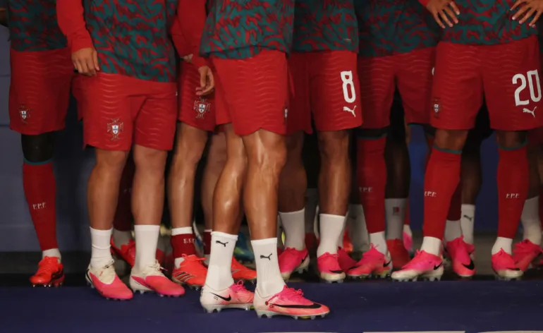 সকার ফুটবল - ফিফা বিশ্বকাপ 2026 - গ্রুপ K - পর্তুগাল বনাম ডিআর কঙ্গো - হিউস্টন স্টেডিয়াম, হিউস্টন, টেক্সাস, ইউএস - 17 জুন, 2026 পর্তুগালের ক্রিশ্চিয়ানো রোনালদোর পা এবং বুটের সাধারণ দৃশ্য যখন তিনি তাদের ওয়ার্ম আপ শুরু করার জন্য টানেলে অপেক্ষা করছেন