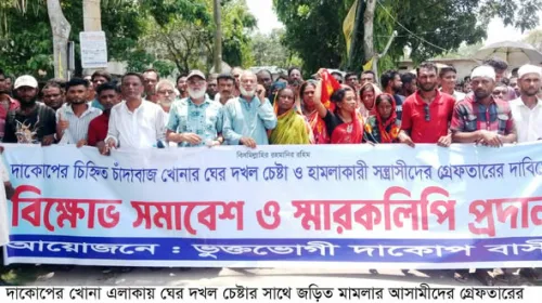 স্বারকলিপি প্রদান দাকোপে আলোচিত মামলার আসামী গ্রেফতারের দাবীতে বিক্ষোভ