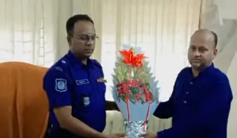 দাকোপ থানার নবাগত ওসির সঙ্গে দাকোপ প্রেসক্লাবের সাংবাদিকদের মতবিমিয় ও ফুলল শুভেচ্ছা