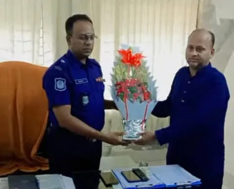 দাকোপ থানার নবাগত ওসির সঙ্গে দাকোপ প্রেসক্লাবের সাংবাদিকদের মতবিমিয় ও ফুলল শুভেচ্ছা