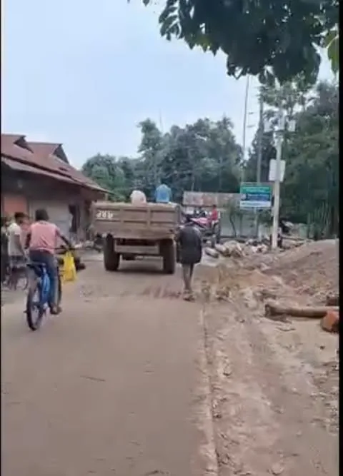 লাউড়েরগড় সীমান্তে অবৈধ বালু উত্তোলন ও পরিবহনে জনদুর্ভোগ, প্রশাসনের হস্তক্ষেপ দাবি