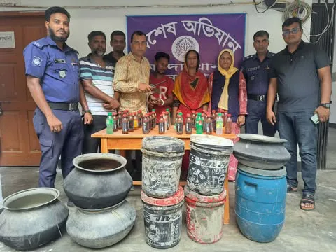 ৪০০ লিটার চোলাই মদ উদ্ধার গ্রেপ্তার ২