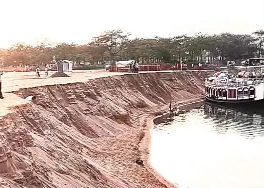 শিমুলবাগান সংলগ্ন যাদুকাটা নদীর পাড় কেটে বালু লুটঃ ইউপি সদস্যসহ ৬ জনের নামে মামলা