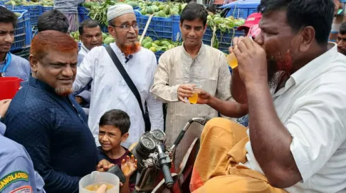 সাপাহারে মুক্ত স্কাউটের উদ্যোগে পথচারীদের মাঝে শরবত বিতরণ