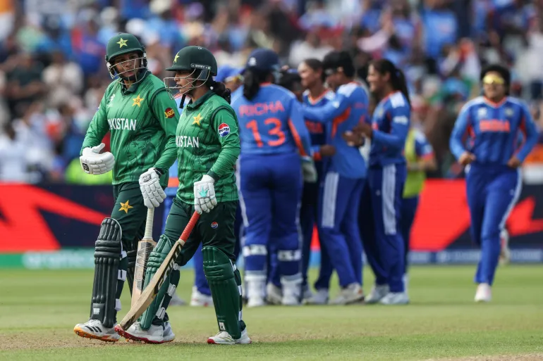 14 জুন, 2026-এ সেন্ট্রাল ইংল্যান্ডের বার্মিংহামের এজবাস্টন ক্রিকেট গ্রাউন্ডে ভারত ও পাকিস্তানের মধ্যে ICC মহিলা T20 ক্রিকেট বিশ্বকাপ 2026 গ্রুপ এ পর্বের শেষে ভারত (পিছনে) তাদের জয় উদযাপন করার সময় পাকিস্তানের খেলোয়াড়রা (এল) হাঁটছে। (ছবি ড্যারেন স্ট্যাপলস / AFP)