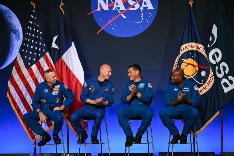 (L/R) NASA মহাকাশচারী কমান্ডার র্যান্ডি ব্রেসনিক, ESA (ইউরোপিয়ান স্পেস এজেন্সি) মহাকাশচারী পাইলট লুকা পারমিতানো, NASA মহাকাশচারী মিশন বিশেষজ্ঞ ফ্রাঙ্ক রুবিও, এবং NASA মহাকাশচারী মিশন বিশেষজ্ঞ আন্দ্রে ডগলাস জন স্পেসসন সেন্টার, জন এনএএসএআইআইআই-এর জন স্পেসটন সেন্টারে ক্রুদের ঘোষণা করার সময় একটি সংবাদ সম্মেলনে বক্তব্য দিচ্ছেন। টেক্সাস, 9 জুন, 2026 তারিখে।