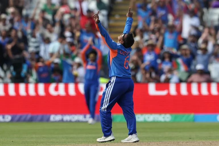 ভারতের দীপ্তি শর্মা আইসিসি মহিলা টি-টোয়েন্টি ক্রিকেট বিশ্বকাপ 2026 গ্রুপ এ পর্বে, 14 জুন, 2026-এ সেন্ট্রাল ইংল্যান্ডের বার্মিংহামের এজবাস্টন ক্রিকেট গ্রাউন্ডে ভারত ও পাকিস্তানের মধ্যে ম্যাচ 6 ম্যাচ চলাকালীন পাকিস্তানের আলিয়া রিয়াজের (ছবিতে নেই) উইকেট নেওয়ার উদযাপন করছেন। (ছবি ড্যারেন পি স্টেপলস /এএফ)