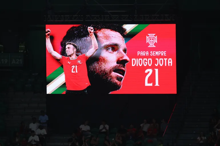 লিসবন, পর্তুগাল - অক্টোবর 11: পর্তুগালের লিসবনে 11 অক্টোবর, 2025-এ পর্তুগাল এবং রিপাবলিক অফ আয়ারল্যান্ডের মধ্যে ফিফা বিশ্বকাপ 2026 কোয়ালিফায়ার ম্যাচ চলাকালীন ডিয়োগো জোতার প্রতি শ্রদ্ধা প্রদর্শন করছে একটি পর্দা৷ (ছবি কার্লোস রড্রিগেস/গেটি ইমেজ)