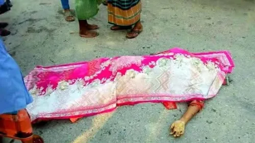 জলঢাকায় বাসের চাপায় প্রাণ গেল নারীর, জীবন-মৃত্যুর সন্ধিক্ষণে মোটরসাইকেল চালক