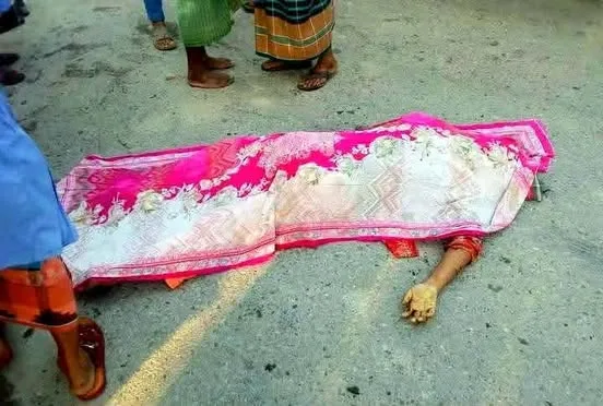 জলঢাকায় বাসের চাপায় প্রাণ গেল নারীর, জীবন-মৃত্যুর সন্ধিক্ষণে মোটরসাইকেল চালক
