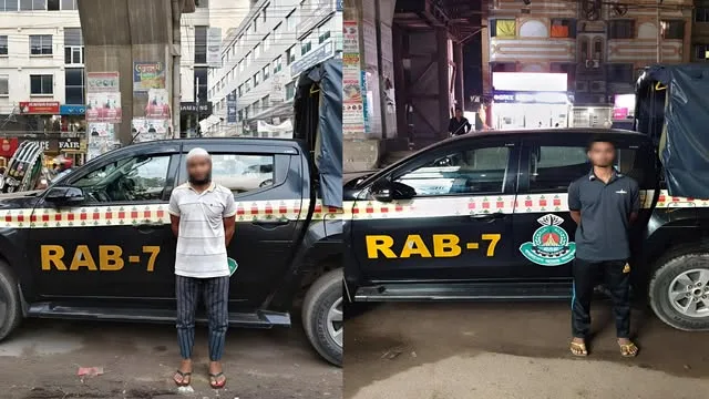 র‍্যাব-৭, চট্টগ্রাম ও র‍্যাব-১৩, রংপুরের যৌথ অভিযানে চট্টগ্রাম থেকে আটক, পুলিশের কাছে হস্তান্তর