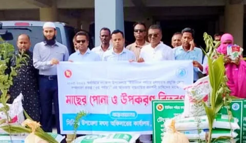 দাকোপ উপজেলা মৎস্য অফিসের উদ্যোগে মাছের পোনা ও উপকরণ বিতরণ