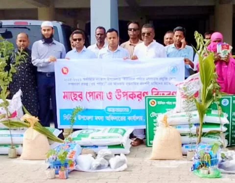 দাকোপ উপজেলা মৎস্য অফিসের উদ্যোগে মাছের পোনা ও উপকরণ বিতরণ