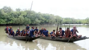 সুন্দরবনের চরপুটিয়া খাল সংলগ্ন এলাকায় কোস্ট গার্ডের কাছে ছোট জাহাঙ্গীর বাহিনীর ২৭ বনদস্যুর আত্মসমর্পণ