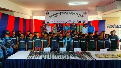 সুন্দরবনের চরপুটিয়া খাল সংলগ্ন এলাকায় কোস্ট গার্ডের কাছে ছোট জাহাঙ্গীর বাহিনীর ২৭ বনদস্যুর আত্মসমর্পণ