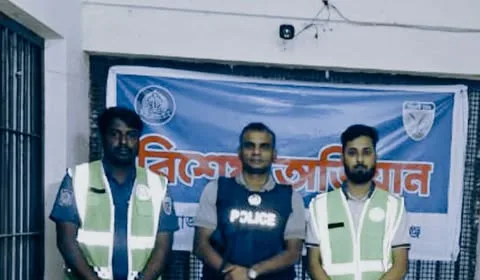 সুনামগঞ্জে ভারতীয় কাতান শাড়ির বিশাল চালান জ*ব্দ করেছে শহর পুলিশ ফাঁড়ি