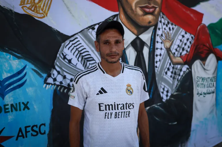 প্রাক্তন ফুটবলার আদনান আল-আফিফি গাজা শহরের প্যালেস্টাইন স্টেডিয়াম পরিচালনা করেন