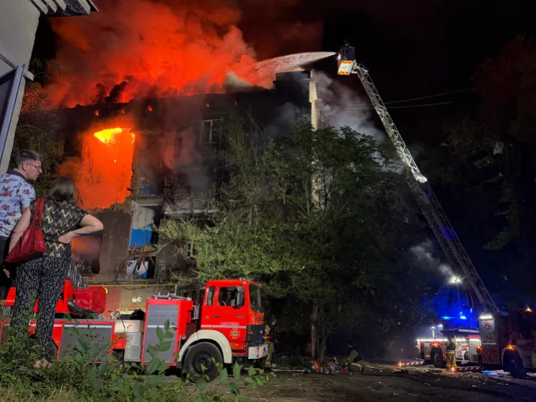 ইউক্রেনের উদ্ধারকারীরা 12 জুলাই, 2026-এ রাশিয়ান ড্রোন হামলার পরে একটি ক্ষতিগ্রস্ত আবাসিক ভবনে আগুন নেভানোর কাজ করছে, 2026 সালের 12 জুলাই ইউক্রেনে রাশিয়ান আক্রমণের মধ্যে।