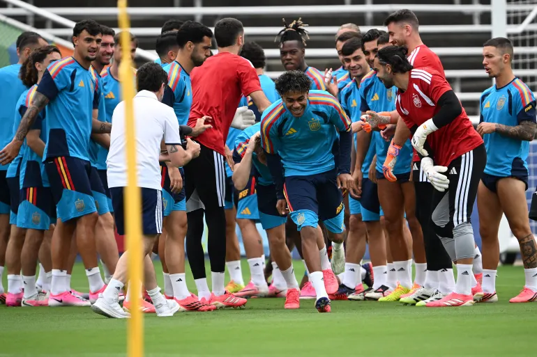 13 জুলাই, 2026 তারিখে ডালাসের কটন বোল স্টেডিয়ামে ফ্রান্স এবং স্পেনের মধ্যে 2026 বিশ্বকাপ ফুটবল টুর্নামেন্টের সেমিফাইনাল ম্যাচের প্রাক্কালে একটি প্রশিক্ষণ সেশন চলাকালীন স্পেনের ফরোয়ার্ড লামিন ইয়ামাল (সি) এর জন্মদিন উদযাপনের জন্য স্পেনের খেলোয়াড়রা গার্ড অব অনার তৈরি করে।