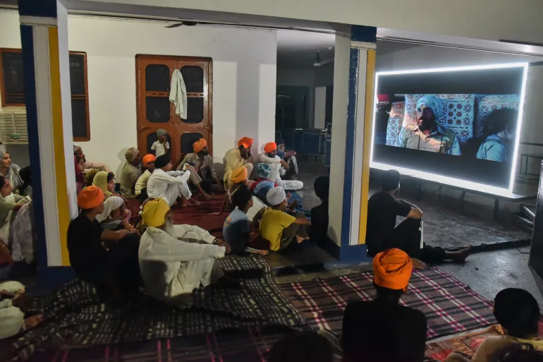 লোকেরা 8 জুলাই, 2026, ভারতের পাঞ্জাব, গুরুদাসপুরের তাটলি গ্রামের একটি শিখ মন্দিরে সাতলুজ দেখছে