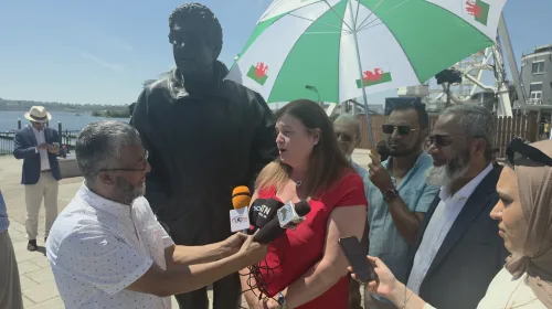 বৃটেনের ওয়েলসের প্রথম ফার্স্ট মিনিস্টার ডিভলিউশনের জনক" রডরি মর্গানের স্ট্যাচু কার্ডিফে নির্মিত