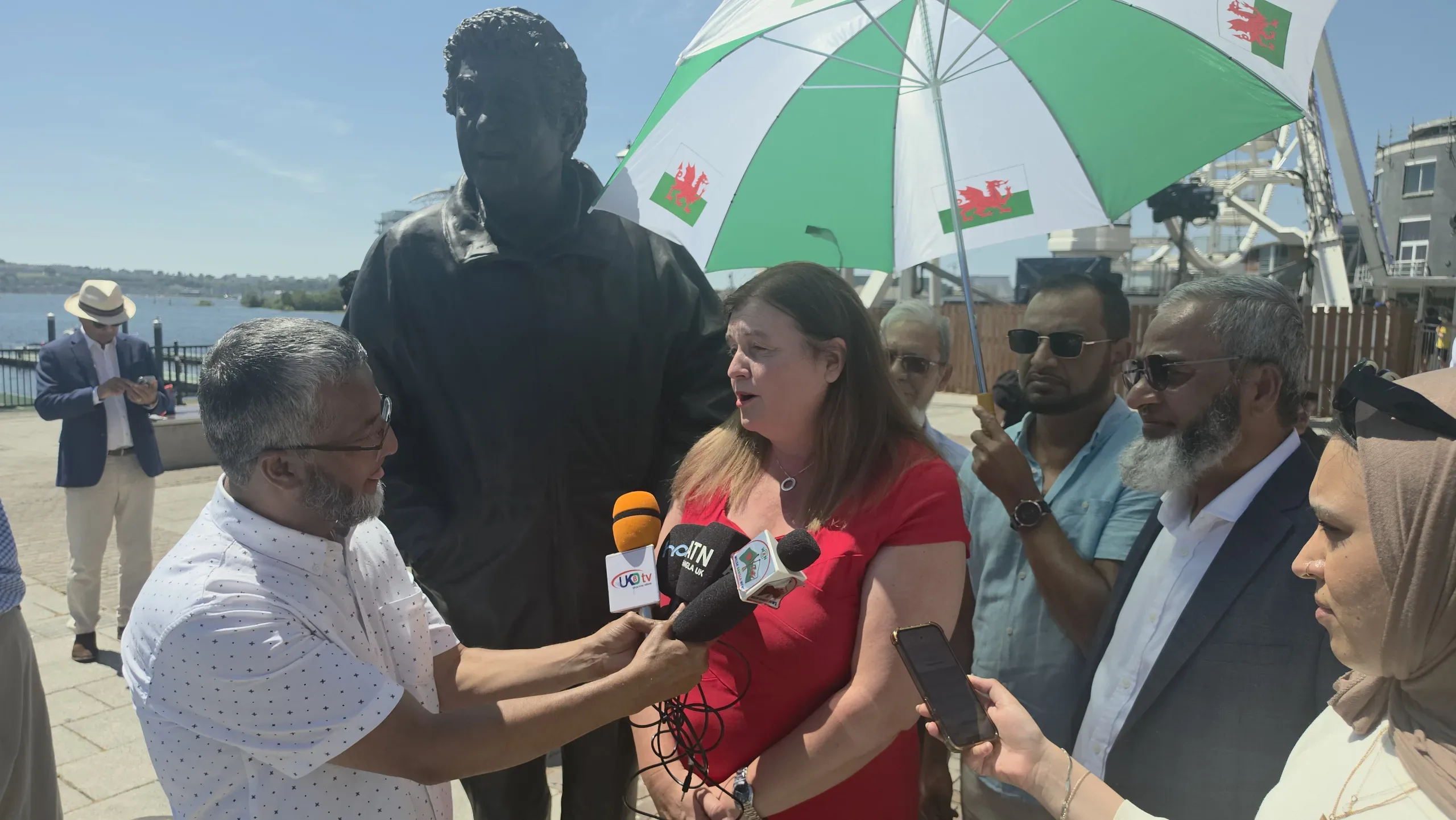 বৃটেনের ওয়েলসের প্রথম ফার্স্ট মিনিস্টার ডিভলিউশনের জনক" রডরি মর্গানের স্ট্যাচু কার্ডিফে নির্মিত
